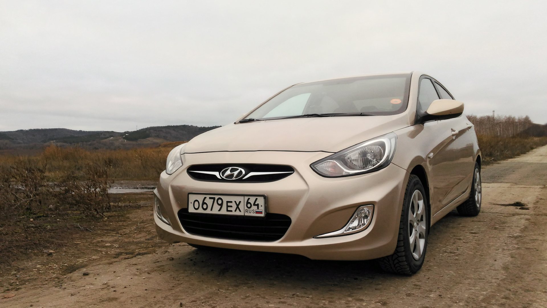 Hyundai Solaris бежевый металлик