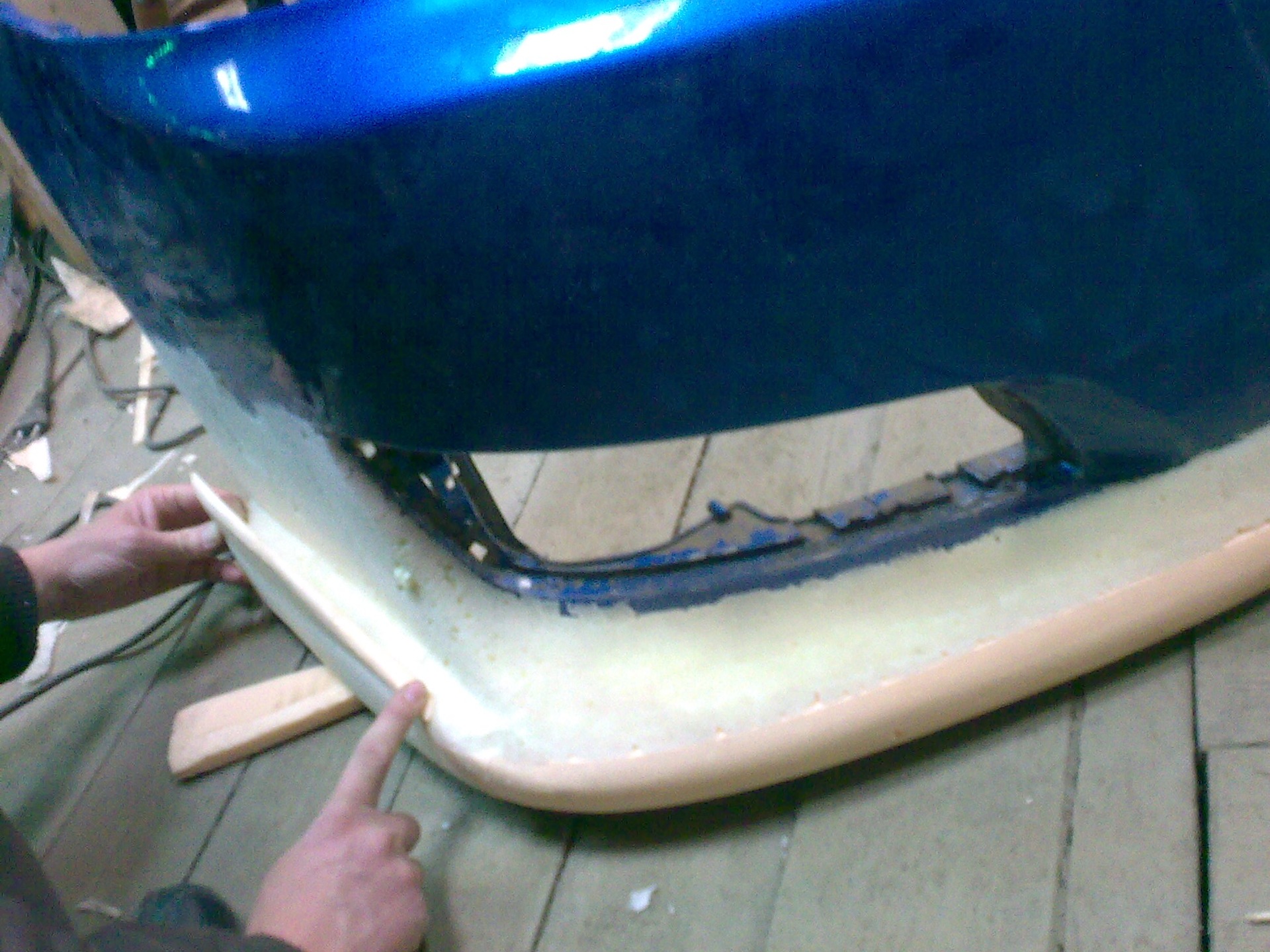 the process has started  bumper molding  - Toyota Corolla 14 L 2005
