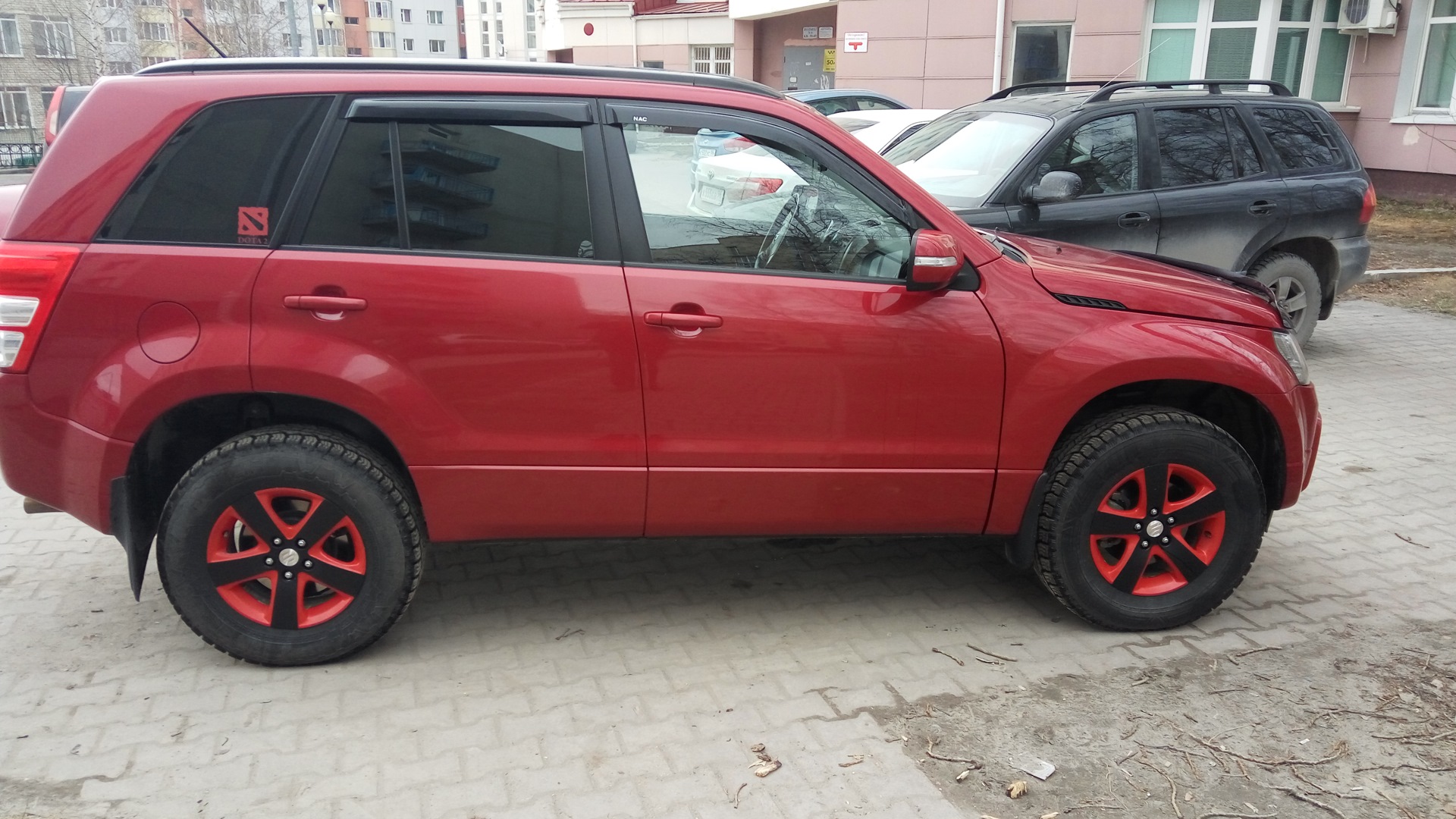 Suzuki Grand Vitara красная