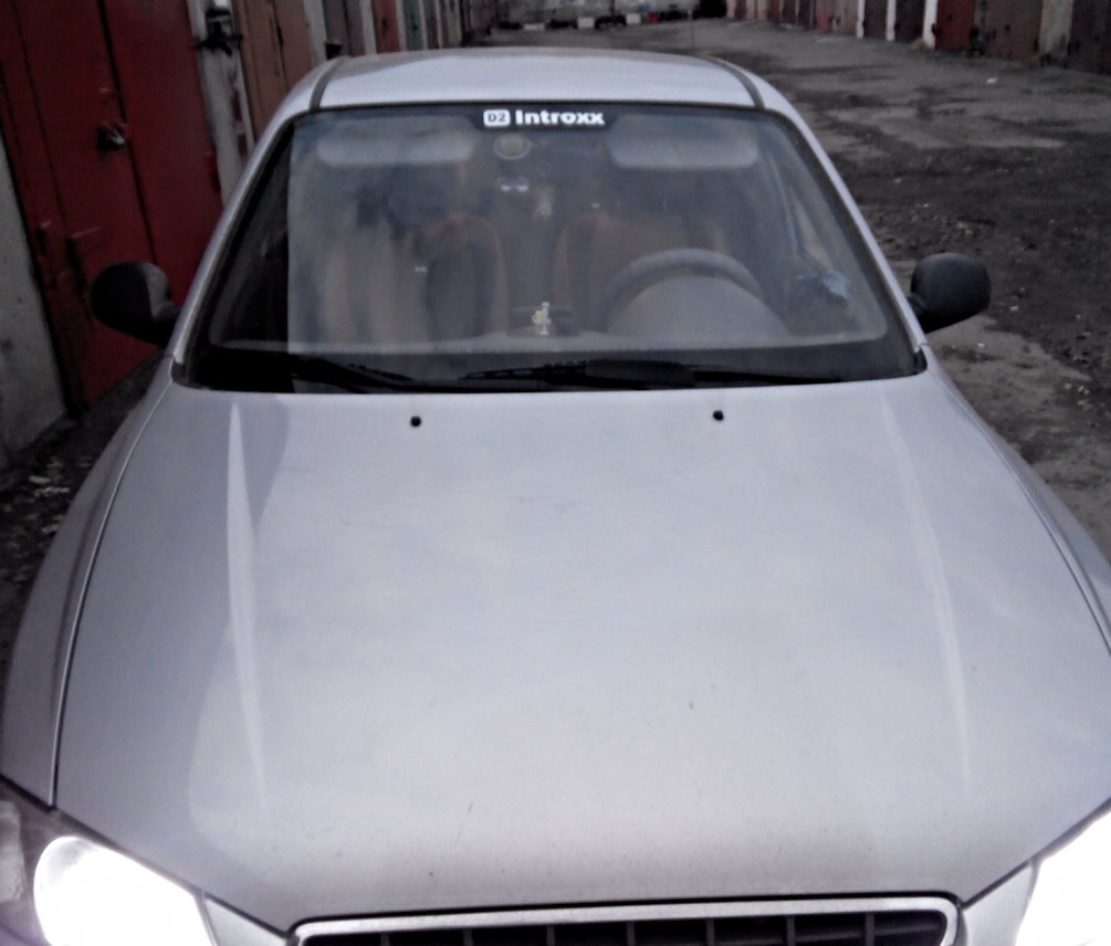 Наклейка лого — Hyundai Accent (2G), 1,5 л, 2006 года | фотография | DRIVE2