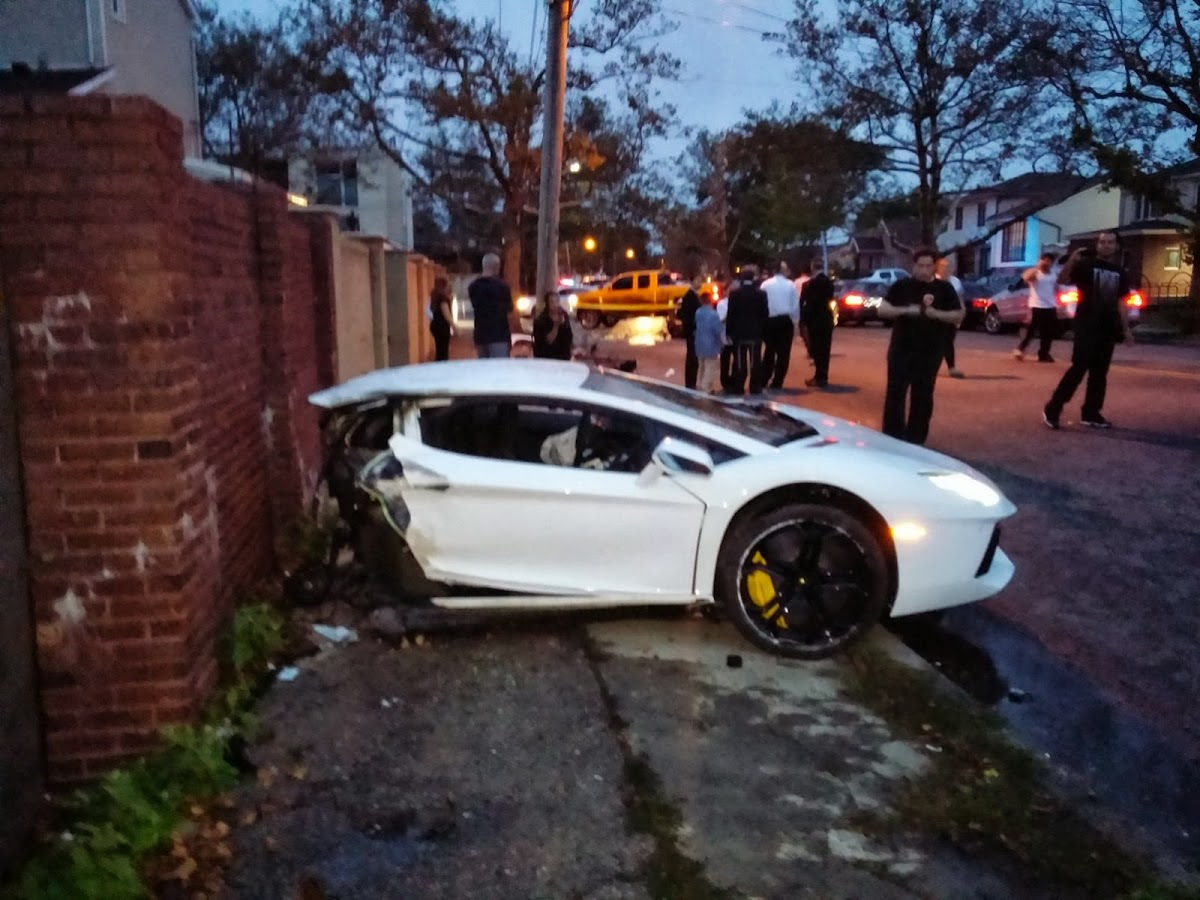 Lamborghini Aventador crash