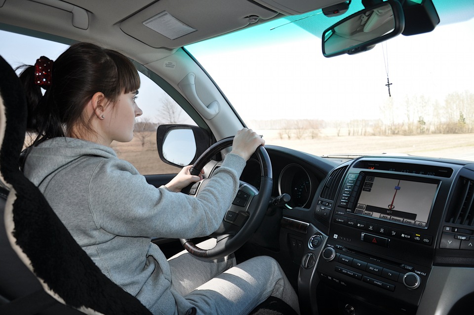 Татарка на новой иномарке газует по казани. Land Cruiser 200 за рулем. Тойота ленд Крузер 200 женщина. Девушка за рулем Тойоты. Девушка за рулем Toyota Land Cruiser.