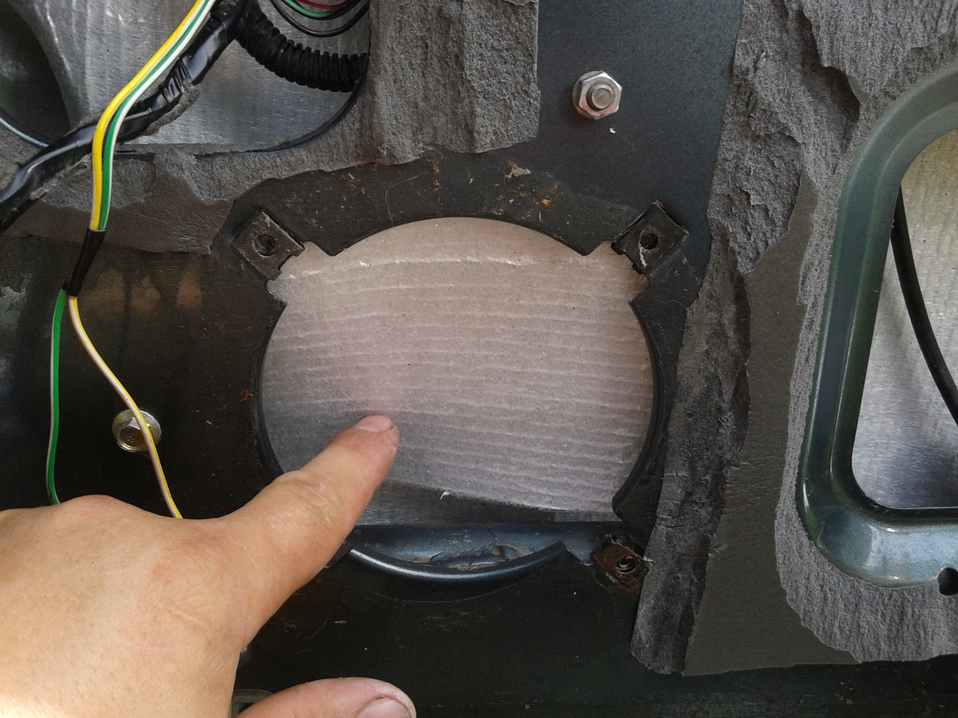 Влага под водительским ковриком калина 2. Вода под ковриком водителя. Запах после дождя. Вода в салоне нива 21213. Сыро под.