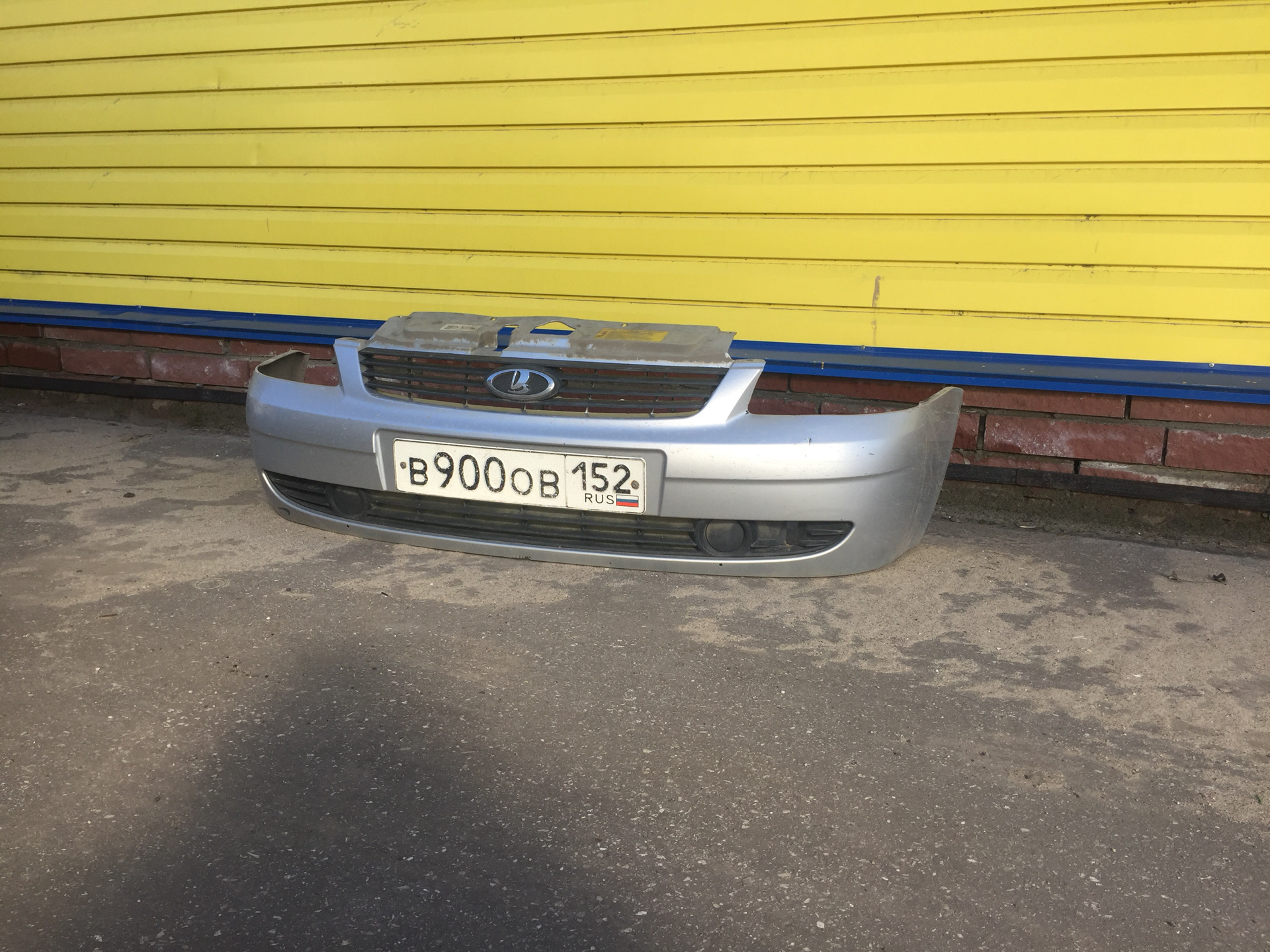 Как поставить бампер приора 2. Крепление бампера приора 2. Лада приора 2 без переднего бампера. Бампер приора 2 передний. Нижний усилитель переднего бампера приора 2.