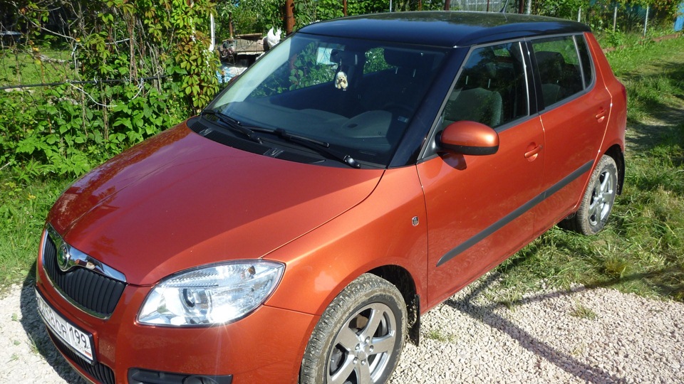 Škoda fabia i. Манина за 400 тыщ. Шкода фабия 2 рестайлинг. Машины за 400 тысяч рублей. Шкода фабия синяя.