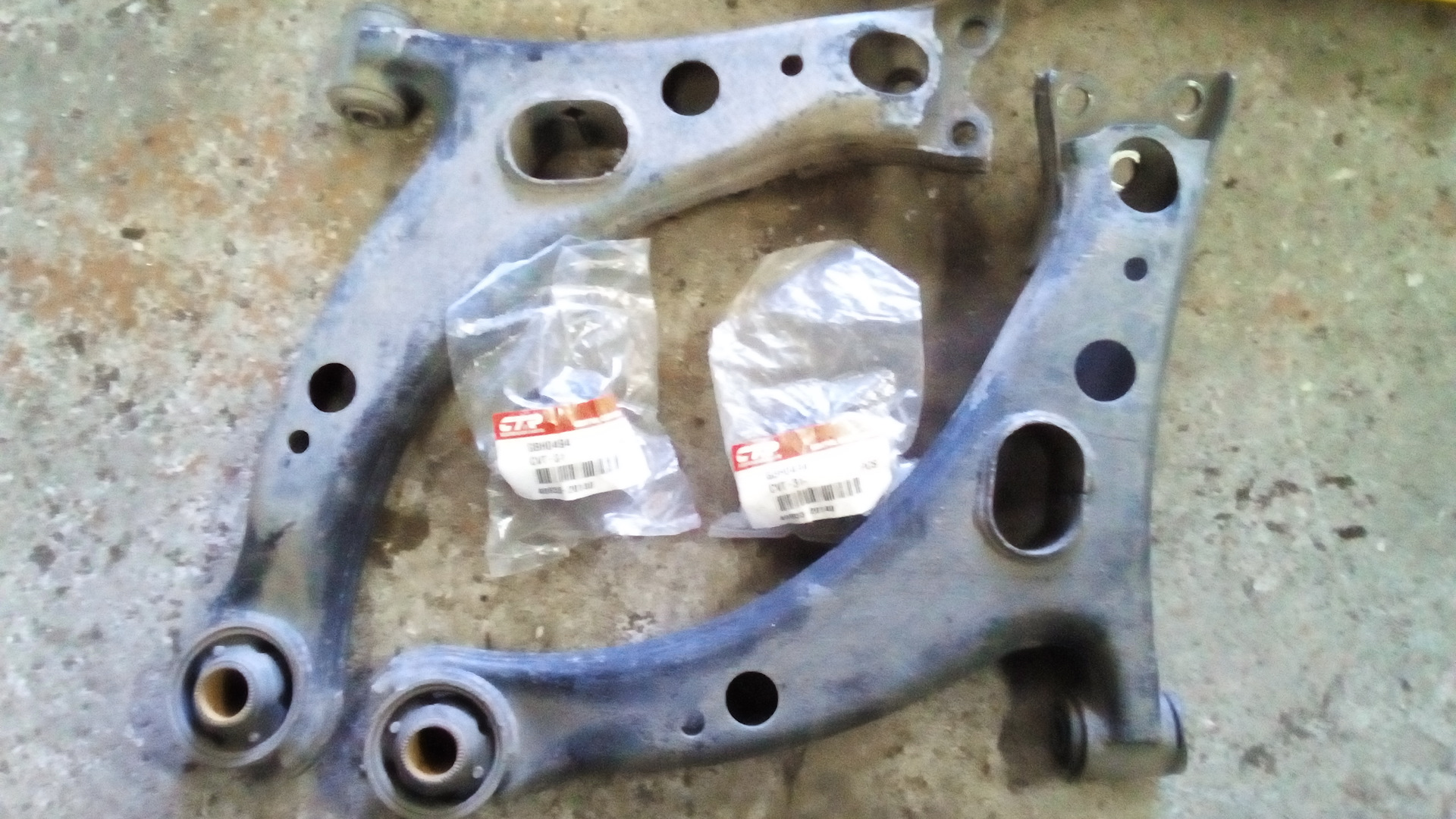 Передний подрамник ауди 80 б3. Передний рычаг фольксваген гольф 4. Cayenne 957 saylenbloki нижний рычаг. Передний рычаг rav4. Подвеска форд мондео 2.