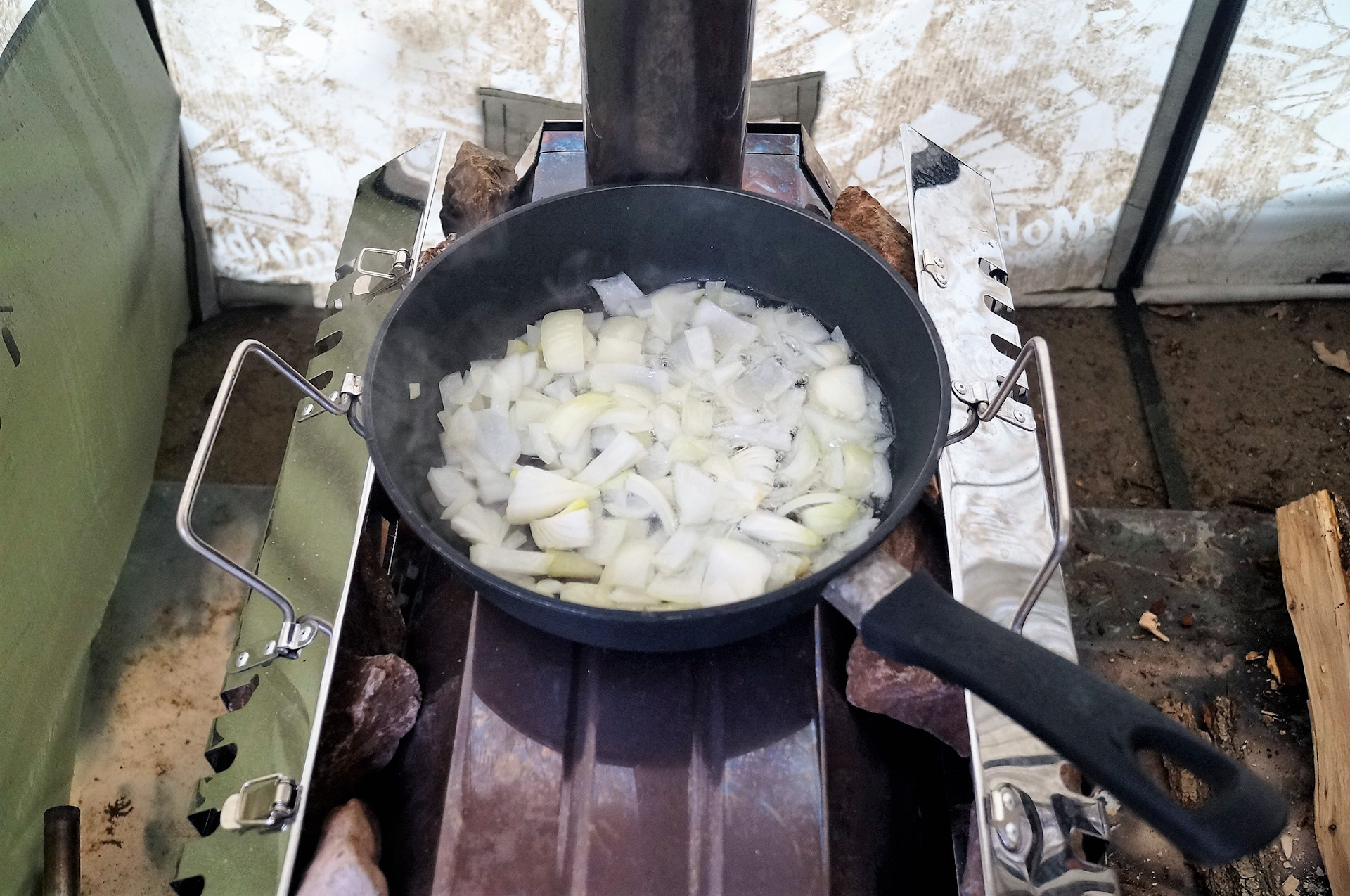 Нужно ли закрывать крышкой при жарке. Жареная картошка в печи. Картошка на печке. Жареная картошка на печке. Жареная картошка в русской печи.