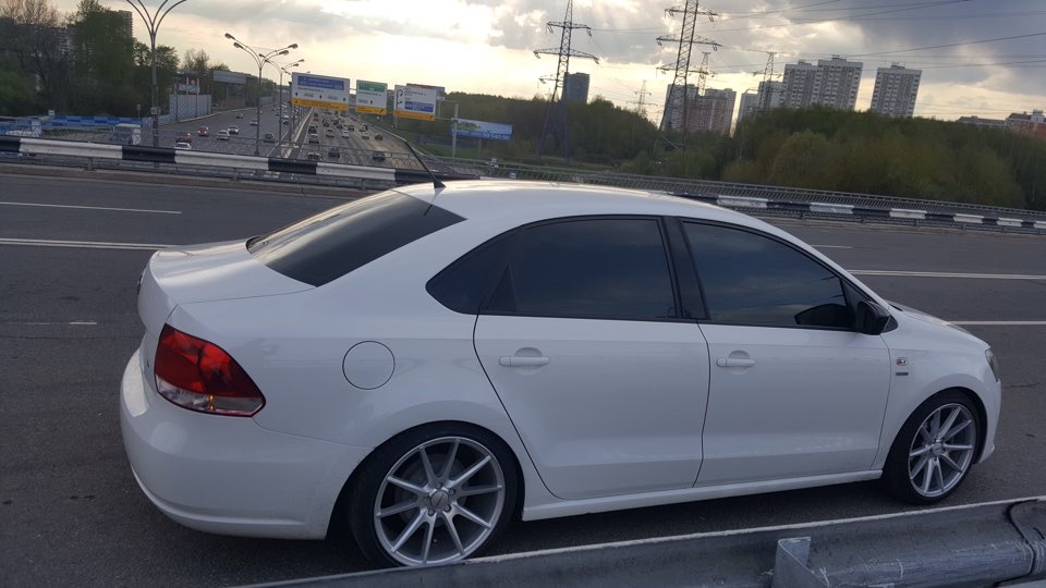 Volkswagen Jetta белая r18 Воссены