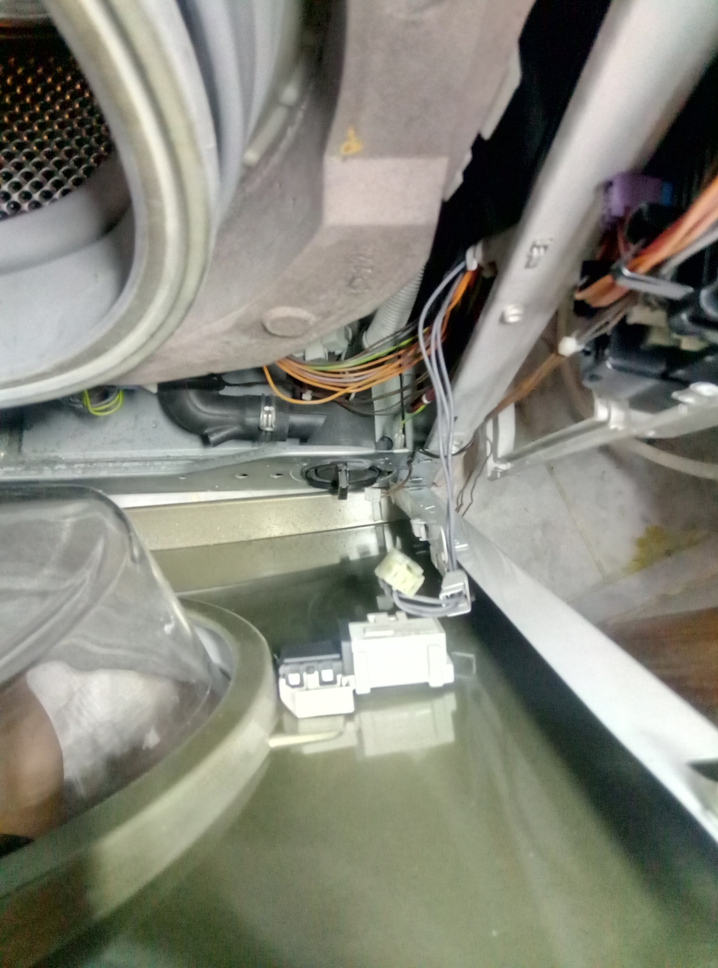 Как почистить шланг в стиральной машине. Амортизатор стиральной машины Siemens iq800. УБЛ посудомоечной машины Сименс. Прессостат для стиральной машины Siemens iq800. Модуль для Siemens iq300.