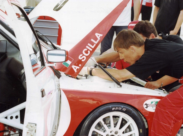 В Лукойле работа кипела до последнего. На фото: болид Альберто Шиллы готовят к выезду на хронометрируемую тренировку. — Lada 21103