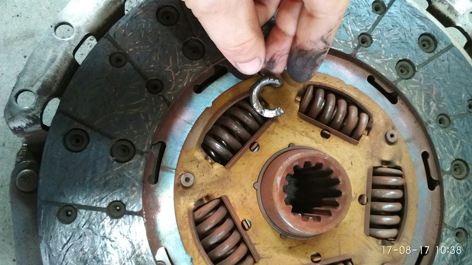 Выжимать ли сцепление при запуске двигателя на гранте. Сцепление субару выжимной. Причины сжигания сцепления. Обратный выжим сцепления. Сцепление выжато.