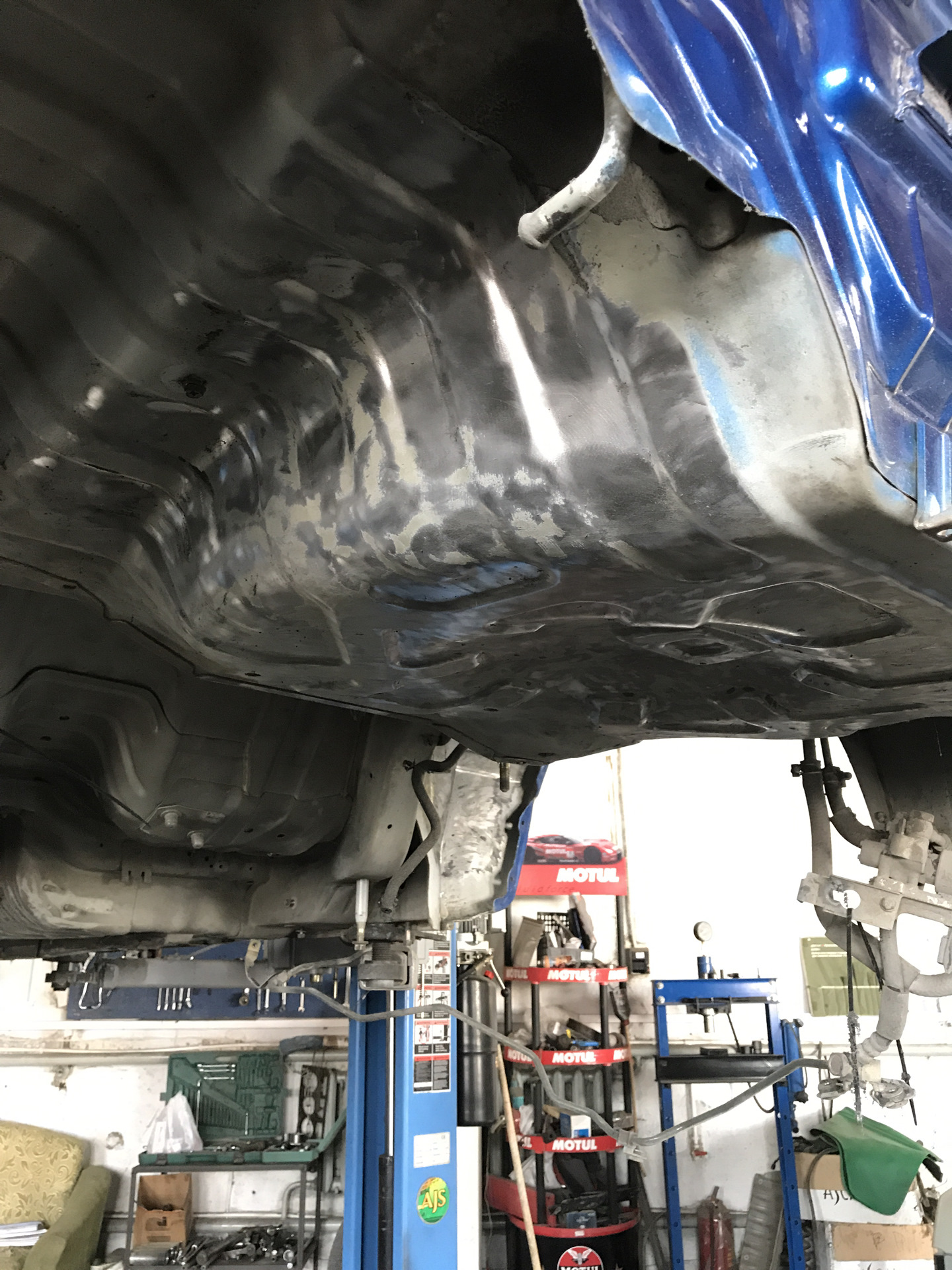 Ржавчина на днище подвески. Протер днище. Газ 24 днище. Пескоструй днища авто рамы. Машина которая чистит дно.