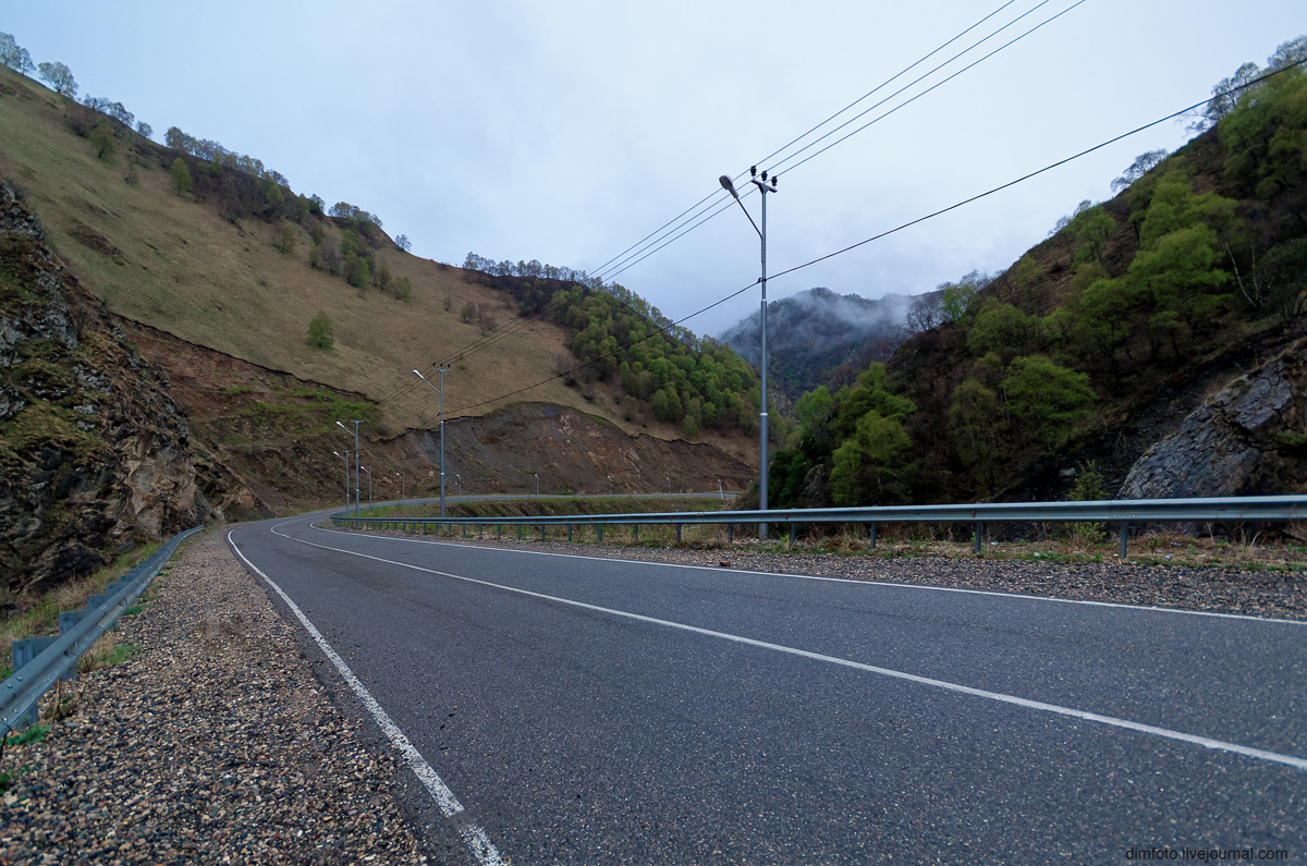 Абхазская дорога. Абхазия дорога смерти. Военно Абхазская дорога. Дорога в Абхазии с провалами. Дорога перевалы в Абхазии.