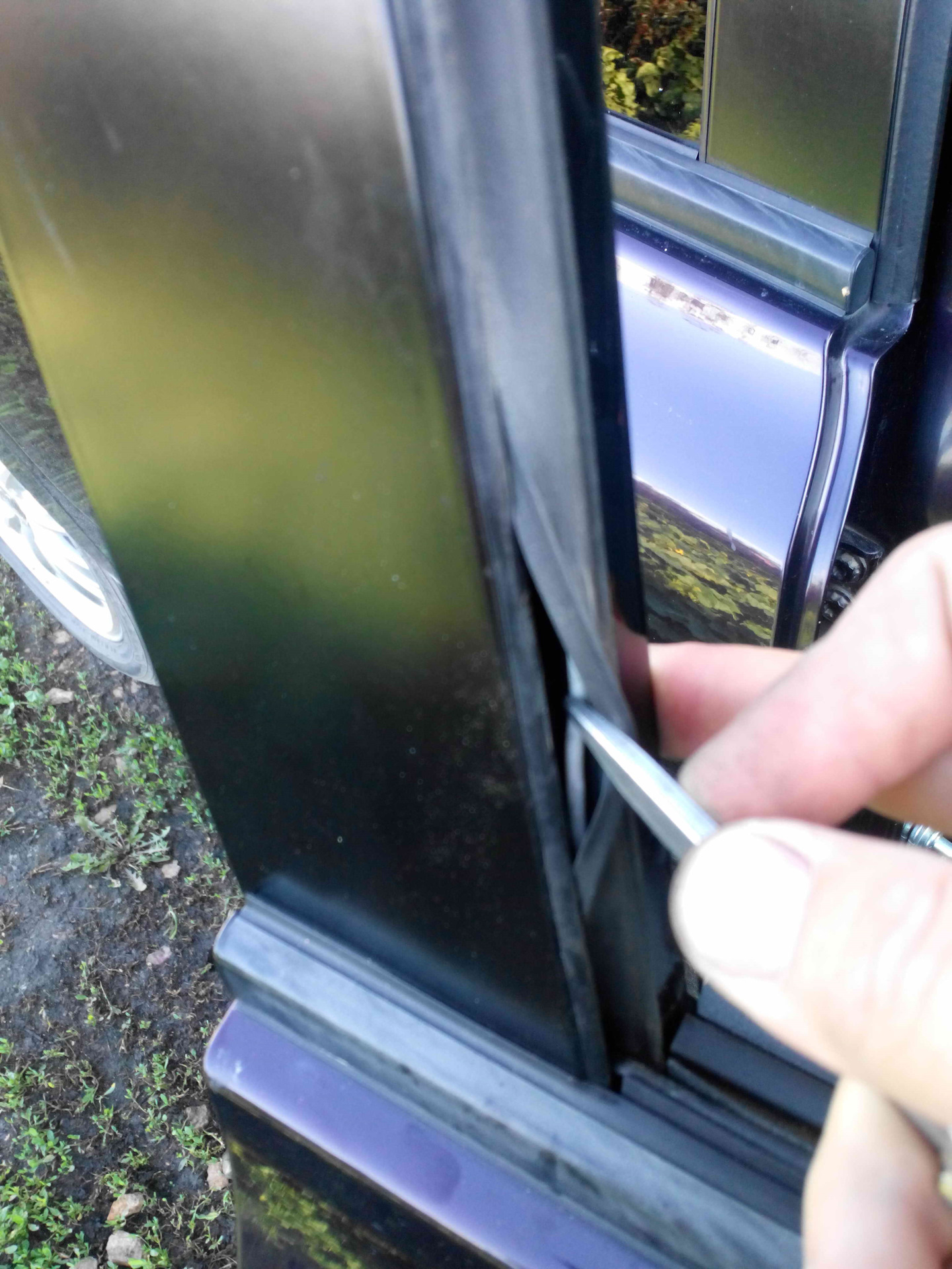 Ремонт уплотнителя двери. Порвался уплотнитель на дверной рамке xc90. Восстановление дверных уплотнителей авто. Восстановить уплотнитель двери автомобиля. Восстановление резинок двери авто.