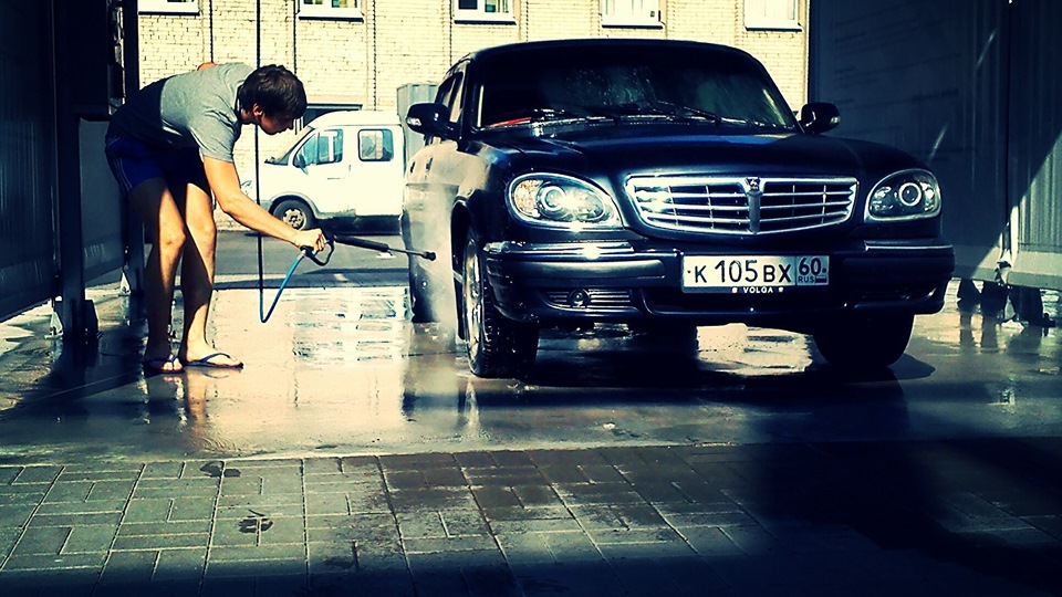 Испуганный водитель. Обнимает машину. Man washing car. Машина без бензина. Хозяин обнимает свою машину.
