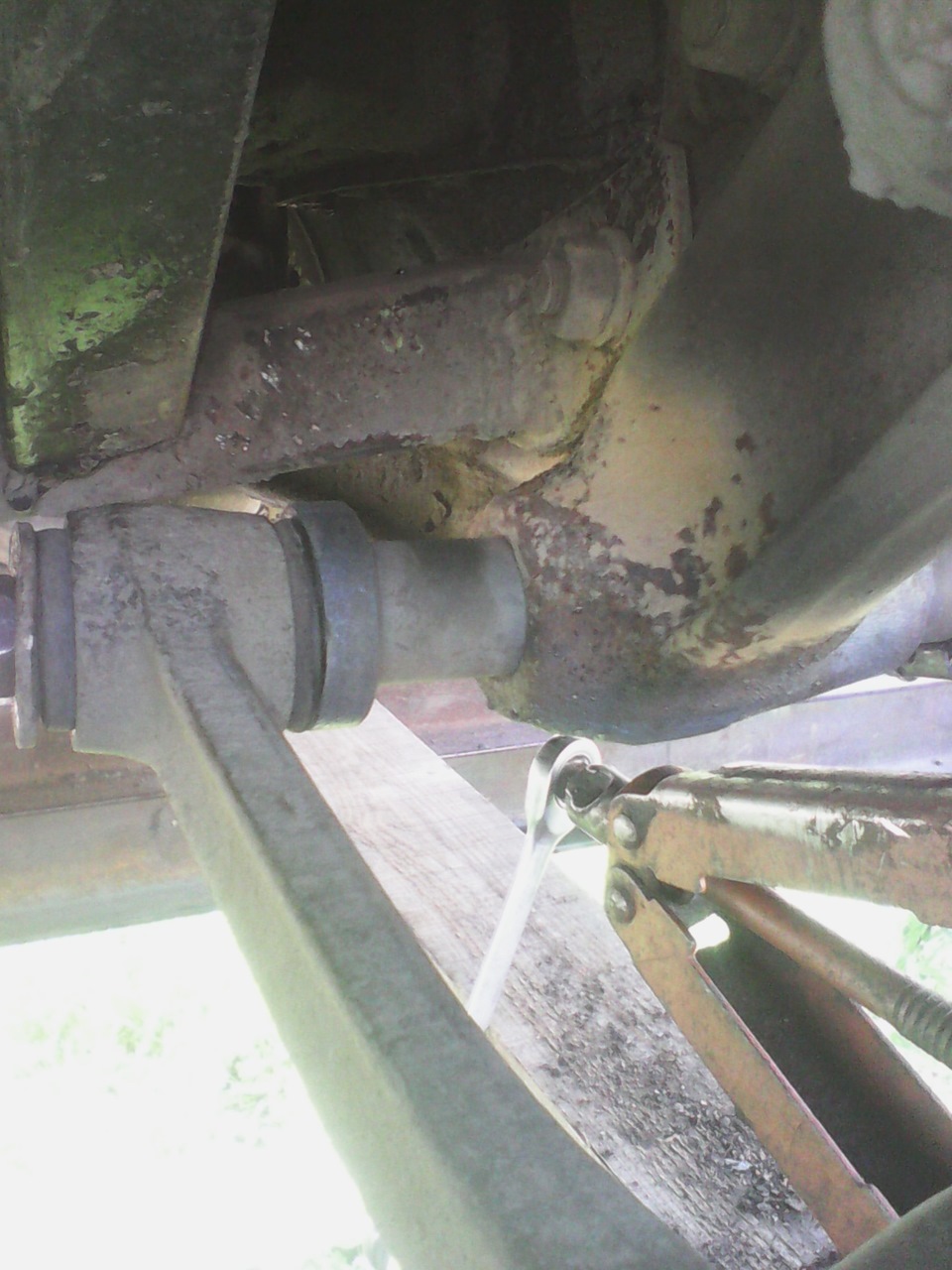 Замена оси нижних рычагов — ГАЗ 3110, 3 л, 1998 года | своими руками ...