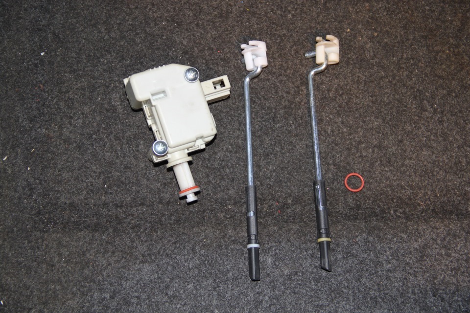 Ремонт открывания лючка бензобака - Volkswagen Jetta V, 1,6 л, 2008 года своими 