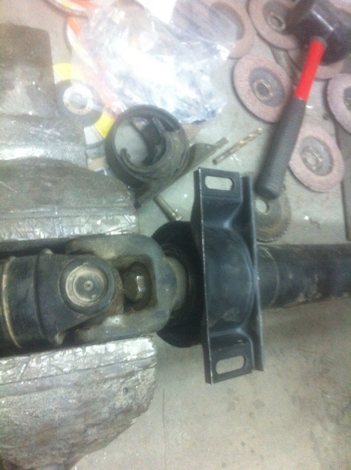 Установка подвесного подшипника на кардан — BMW 7 series (E32), 3 л ...