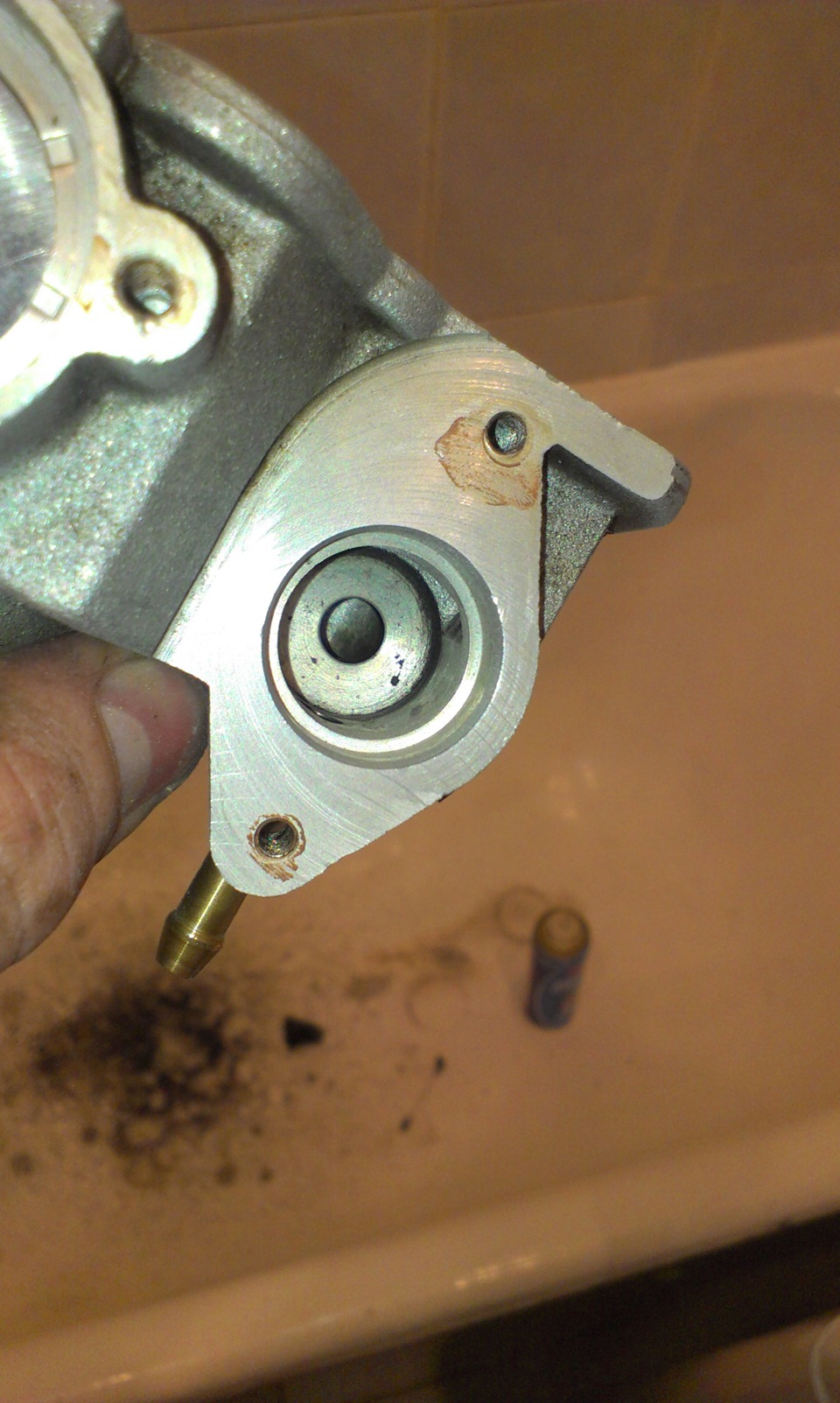 Чистка дросселя на Приоре — Lada Приора хэтчбек, 1,6 л, 2010 года ...