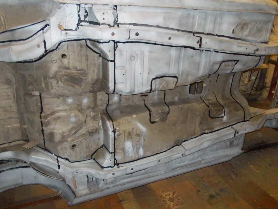 Долгая борьба со ржавчиной и грунтовка. — Nissan Skyline (R31), 2 л ...