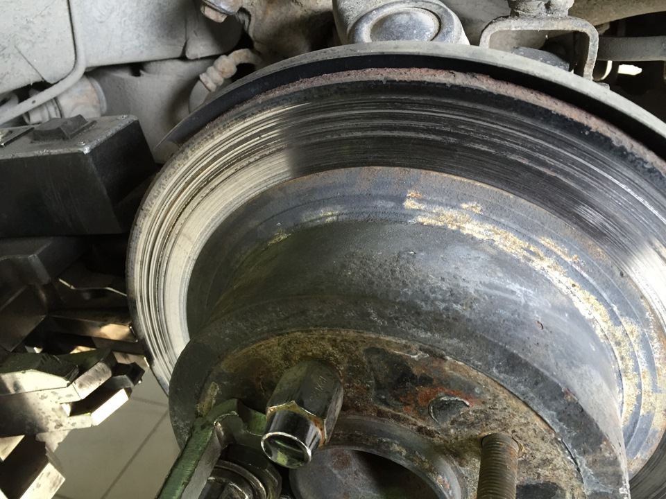 Замена задних тормозных колодок и проточка дисков без снятия с авто ...