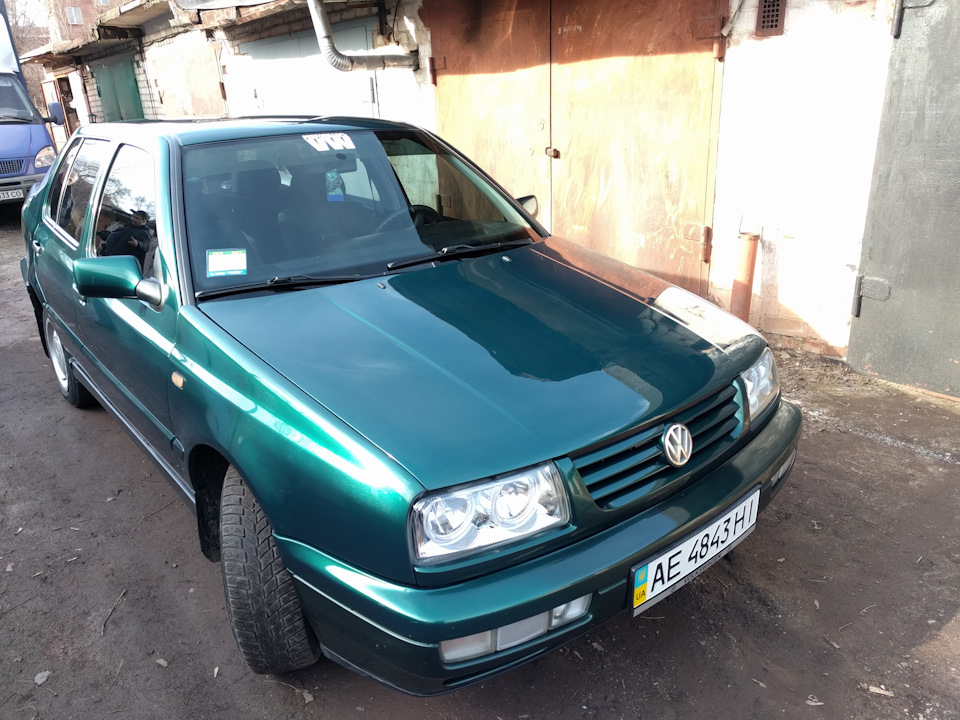 Volkswagen Vento зеленая