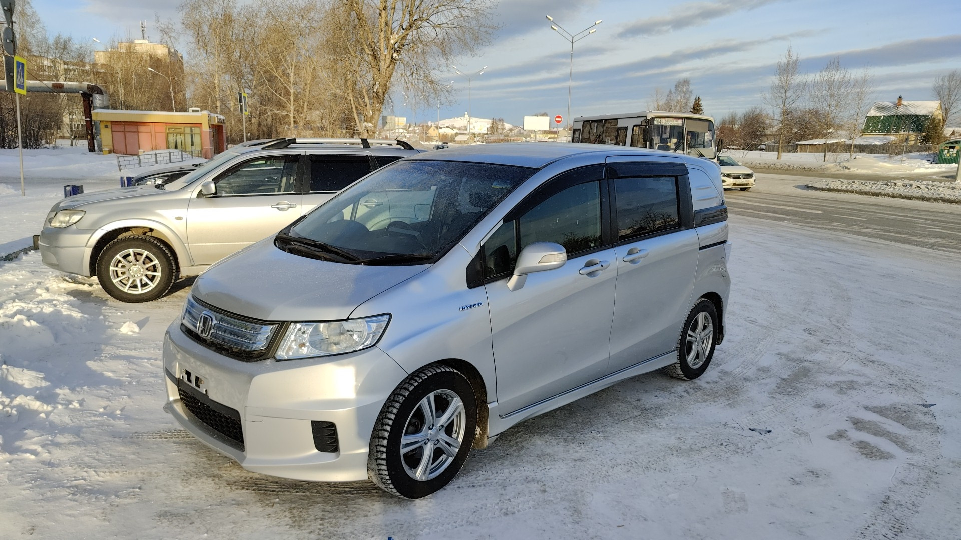 Хонда Спайк гибрид. Минивэн Хонда Спайк. Honda freed Spike. Honda freed Spike Hybrid.