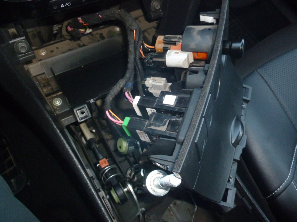 Подогрев мазда 3. Мазда 3 2016 подогрев сидений. Лампочка для кнопки подогрева сидений Мазда 3 БК. Разъемы под сиденьем Мазда 3. Контроллер обогрева сидений Mazda 3.