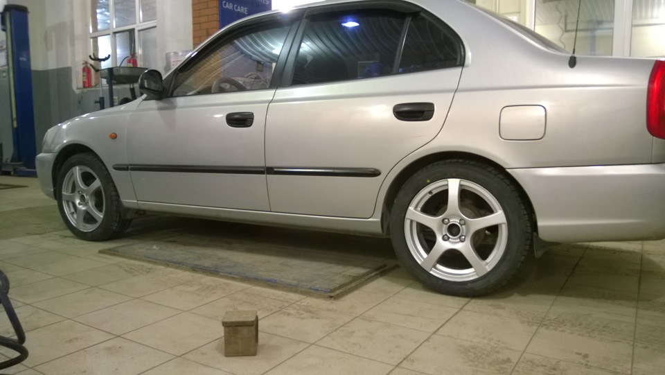 Акцент радиус колес. Hyundai Accent диски r16. Акцент 185/55 r15. 185 70 Хендай акцент. Разболтовка Хендай акцент 2008.