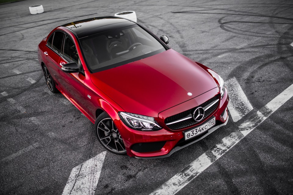 Mercedes Benz c63 AMG красный