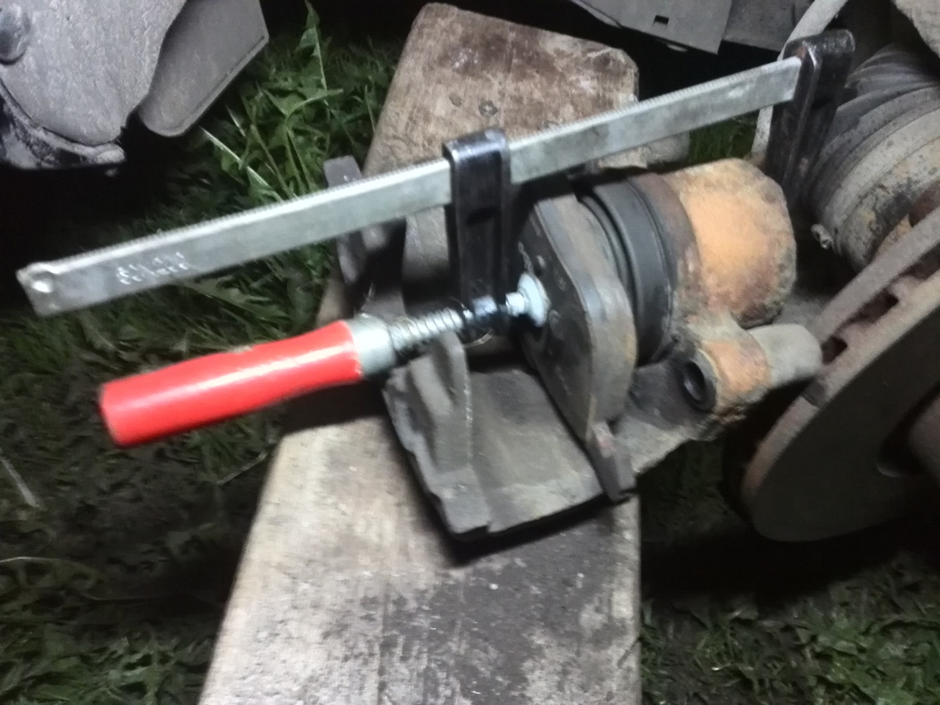 съемник для поршня суппорта ауди. Ate-4116 съемник пружин барабанных тормозов. вдавить поршень суппорта струбциной. вдавить поршень суппорта струбциной. поршень заднего суппорта golf 4.