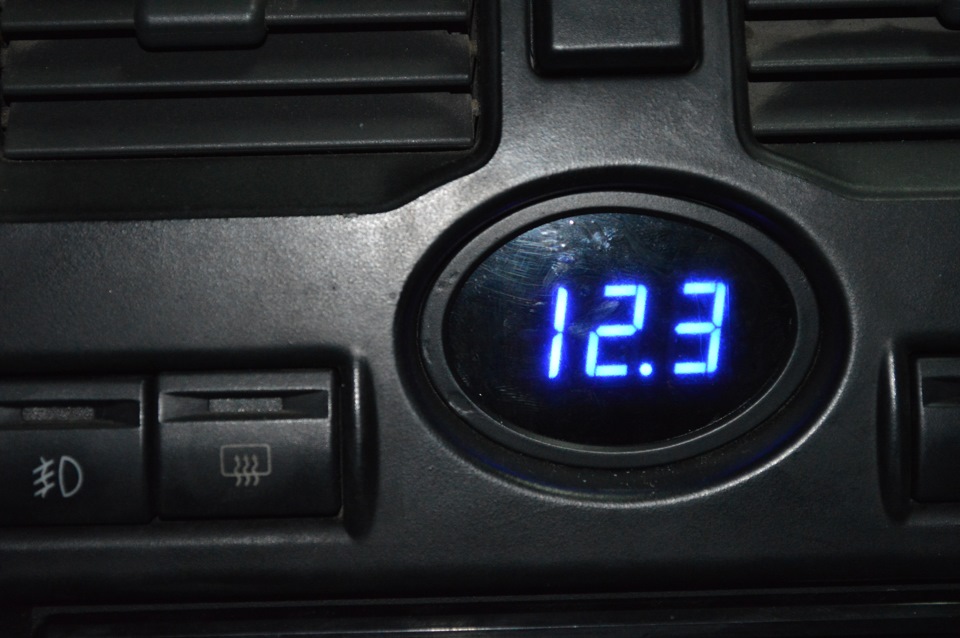 Настроить часы приора. Вольтметр в часы Приора 1. ВАЗ 2110 вольтметр вместо кнопки. Вольтметр в панель авто ВАЗ Калина 1.