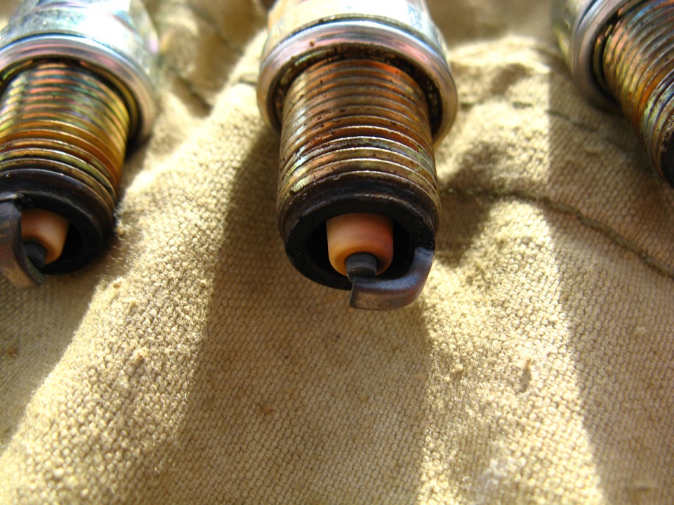 Изолятор немного краснотой отдаёт, хотя может и некритичная она. — Renault Megane III