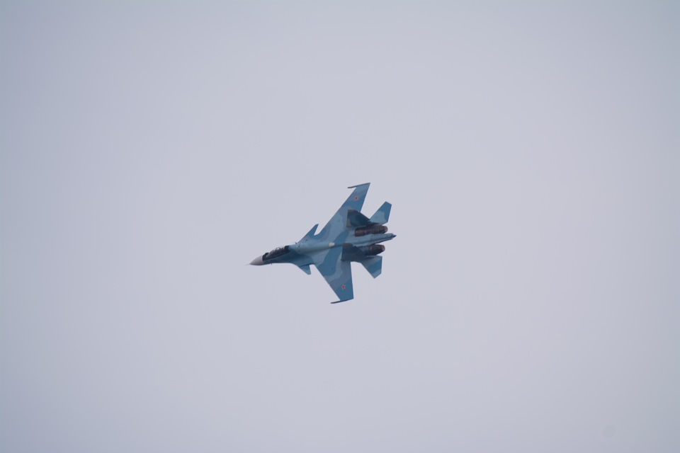 зависший в небе самолет москва. бомбардировщики над красноярском. самолеты над красноярском. самолёт который завис в небе над москвой. самолет кружил над красноярском 28 июня.