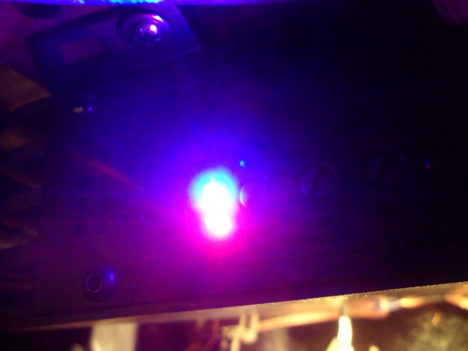 Горит аларм. Кикс 4 120 горит синим цветом. Красная лампочка. Усилитель мигает синим. Горящие лампы гитарного усилителя.