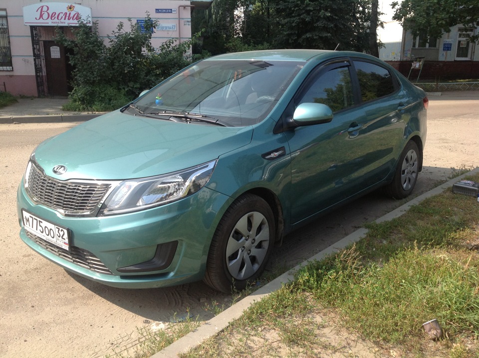 Kia Rio зеленая