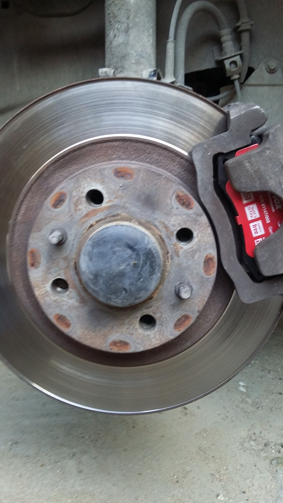 Странный звук при торможении. 0 колодки тормозные задние дисковые. Странный звук при торможении. Ford escape 3. Скрежет при торможении спереди.