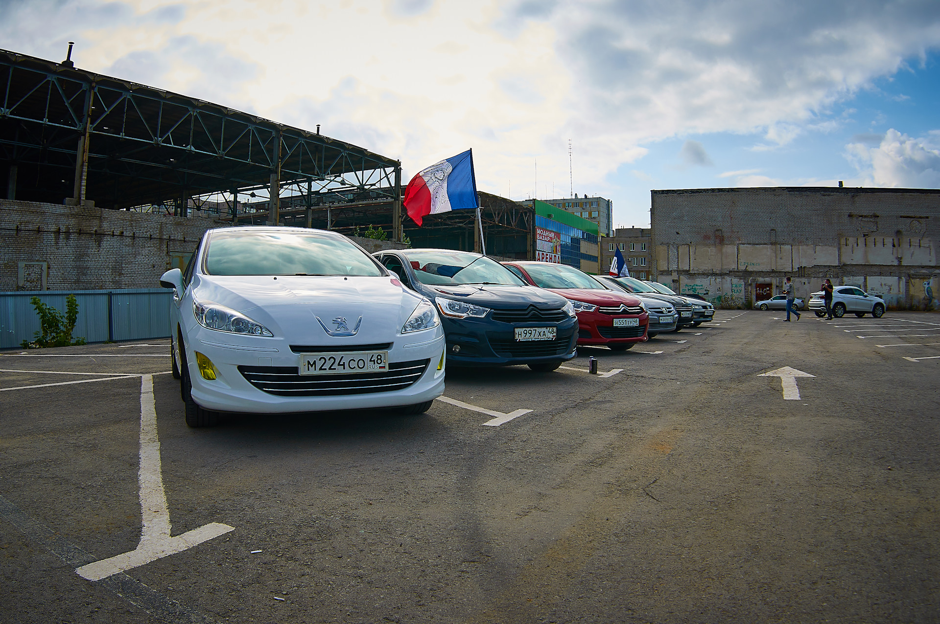 Парковки липецк. Ривьера Липецк парковка. Фотографии со страницы сообщества Peugeot Russia Facebook.