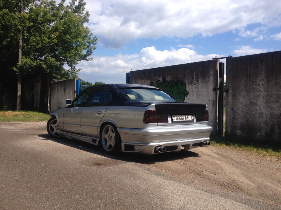 Она же сзади) — BMW 5 series (E34)