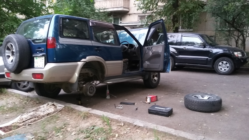 Регулировка ступичных подшипников — Nissan Mistral, 2,7 л, 1995 года ...