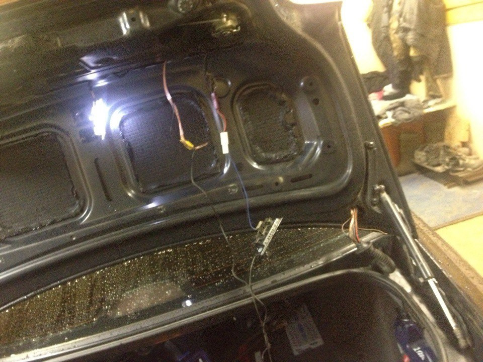 Не работает багажник бмв. БМВ е60 клапан вентиляции багажника. Аварийное открытие багажника БМВ ф10. Ремкомплект косы багажника BMW e39. Ключ багажника БМВ е60.