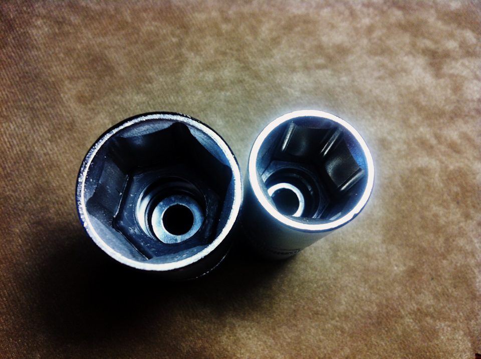 Вид изнутри. Имеется уплотнительное кольцо, для того что бы свеча зафиксировалась и поднялась вместе с насадкой. — Lada 21124