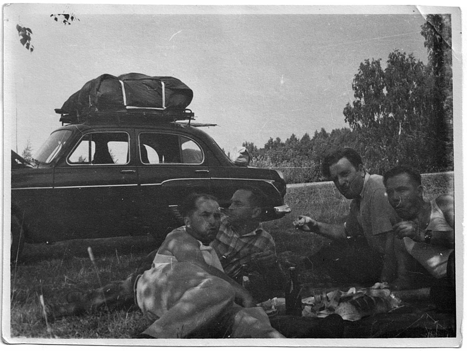 Автомобиль турист СССР. Советские туристы на машине на западе. Туристы СССР фото. Четыре товарища.