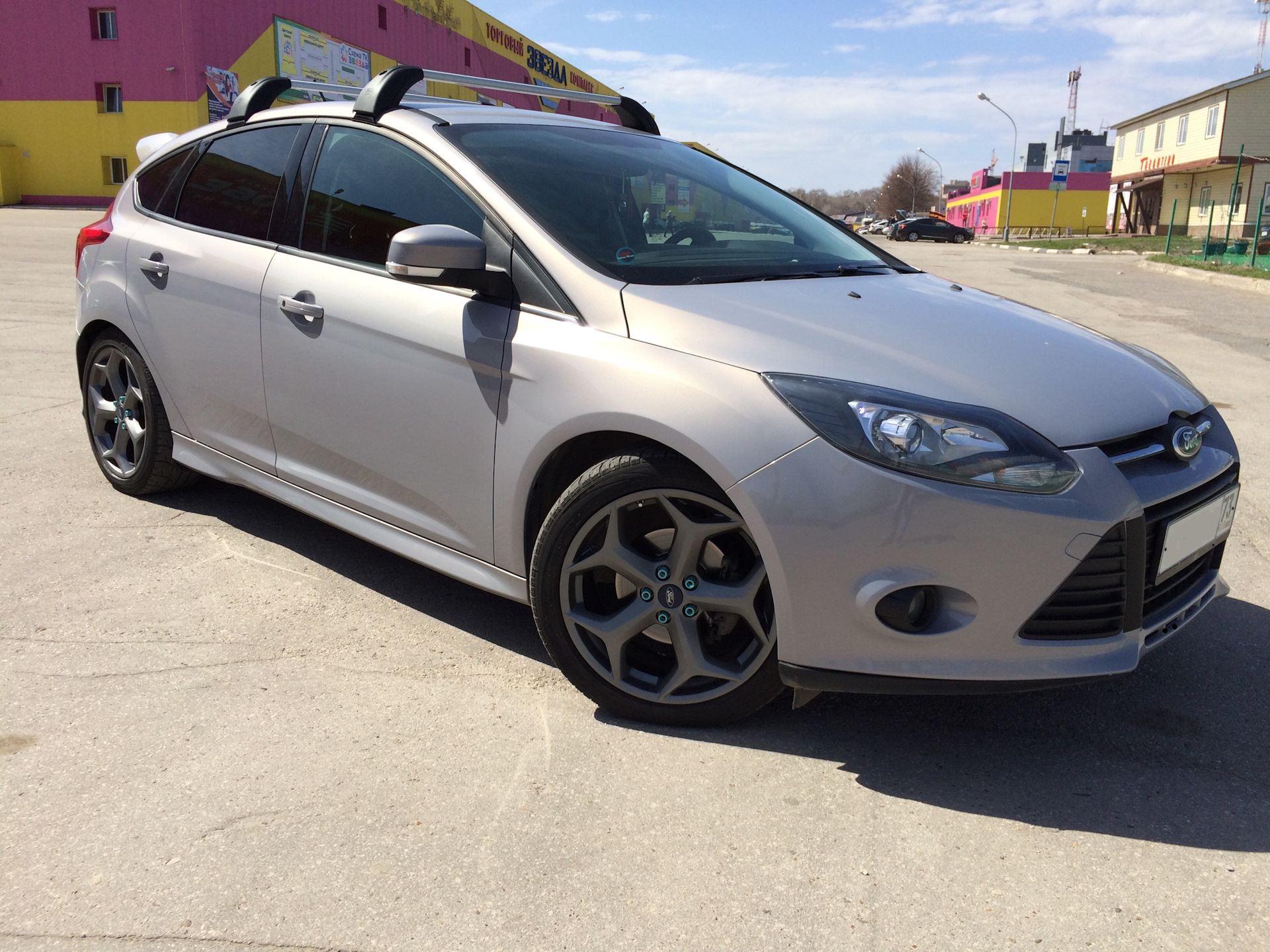 Диски на форд фокус 3. Ford Focus 3 хэтчбек диски St. Dark Micastone Форд фокус. Ford Focus 3 Dark Micastone. Литье Форд фокус 3 St.