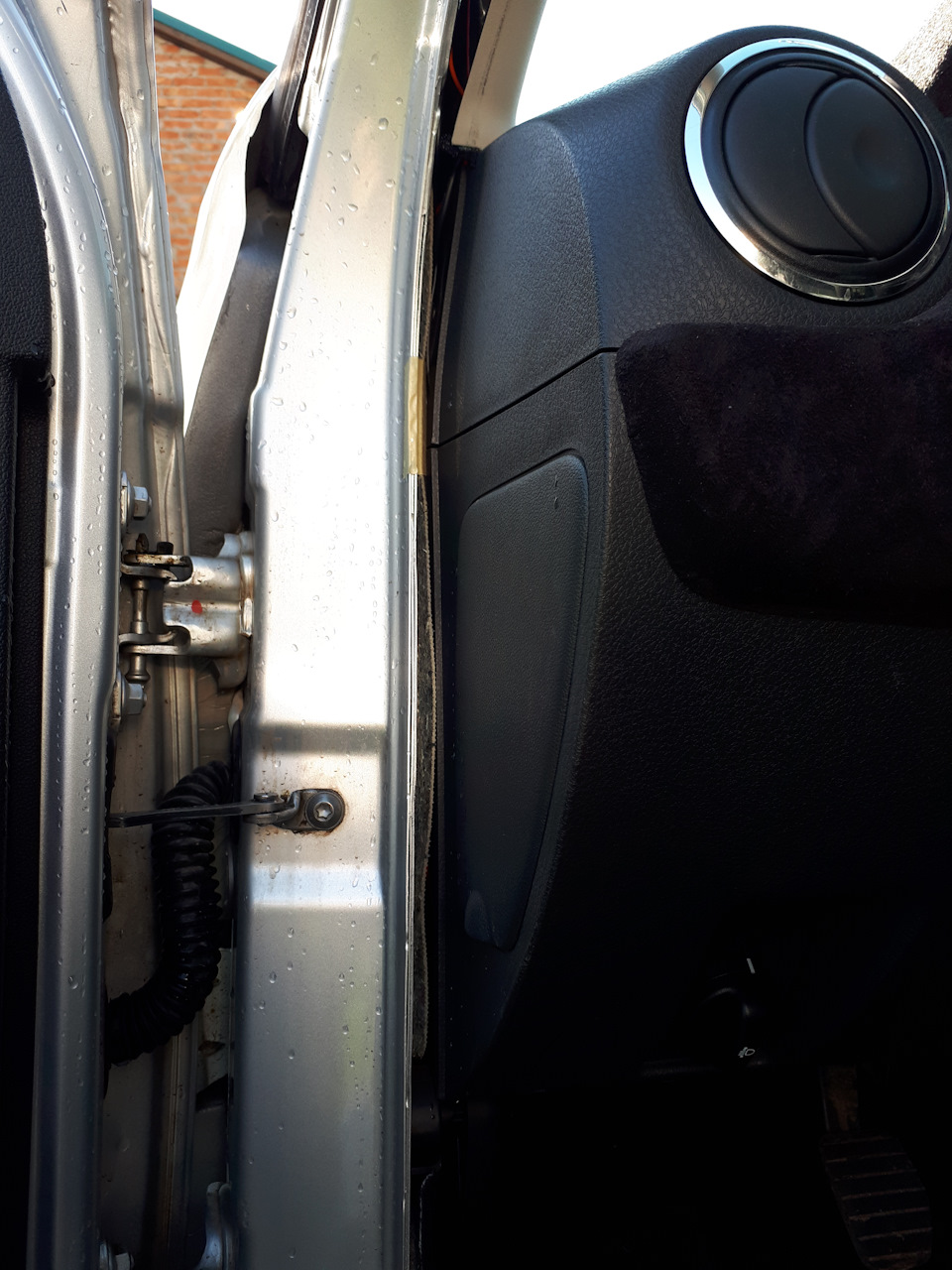 Провод спрятал вдоль стойки — Renault Duster (1G)