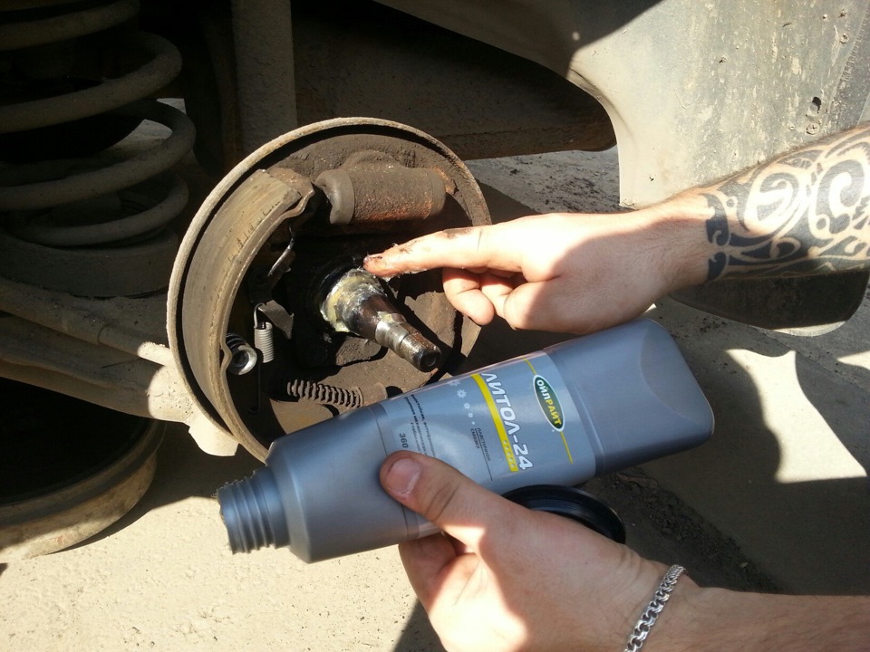 Как мы с другом тормозные барабаны меняли. — DRIVE2