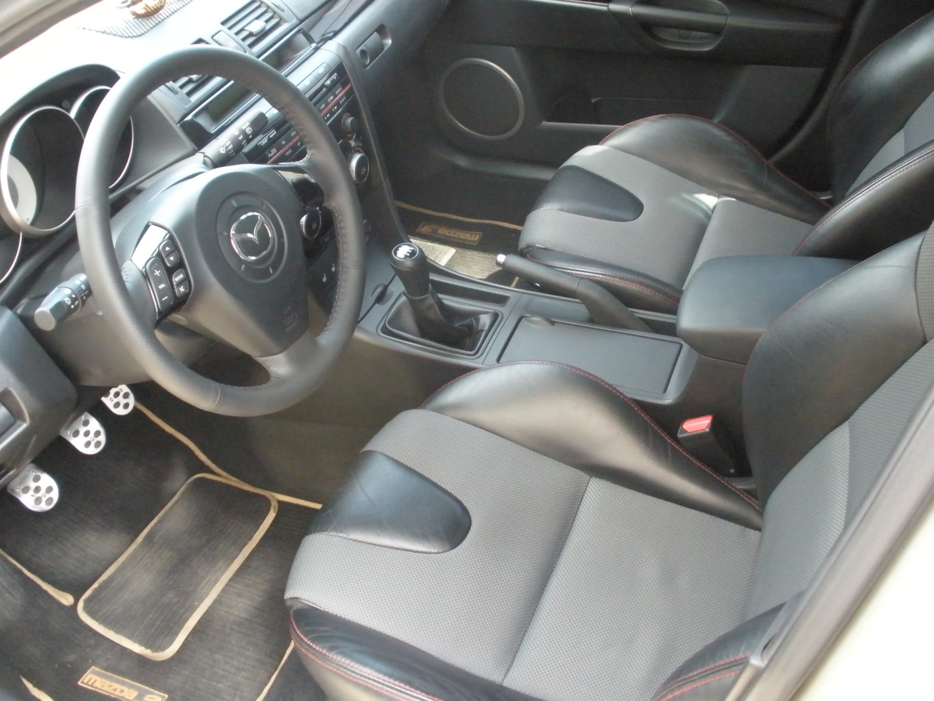 Сидения mazda 3. Mazda 3 BK 1.6 сиденье. Мазда 3 2008 правый руль. Сиденья Мазда 3. Mazda 3 BK сиденья.