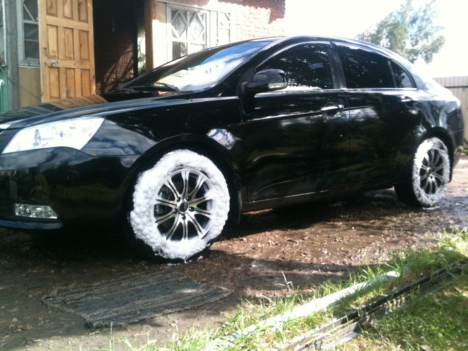 Диск эмгранд. Geely Emgrand ec7 на дисках. Geely Emgrand ec7 занижение. Разноширокие диски на Geely Emgrand ec7. Geely Emgrand ec7 пневма.
