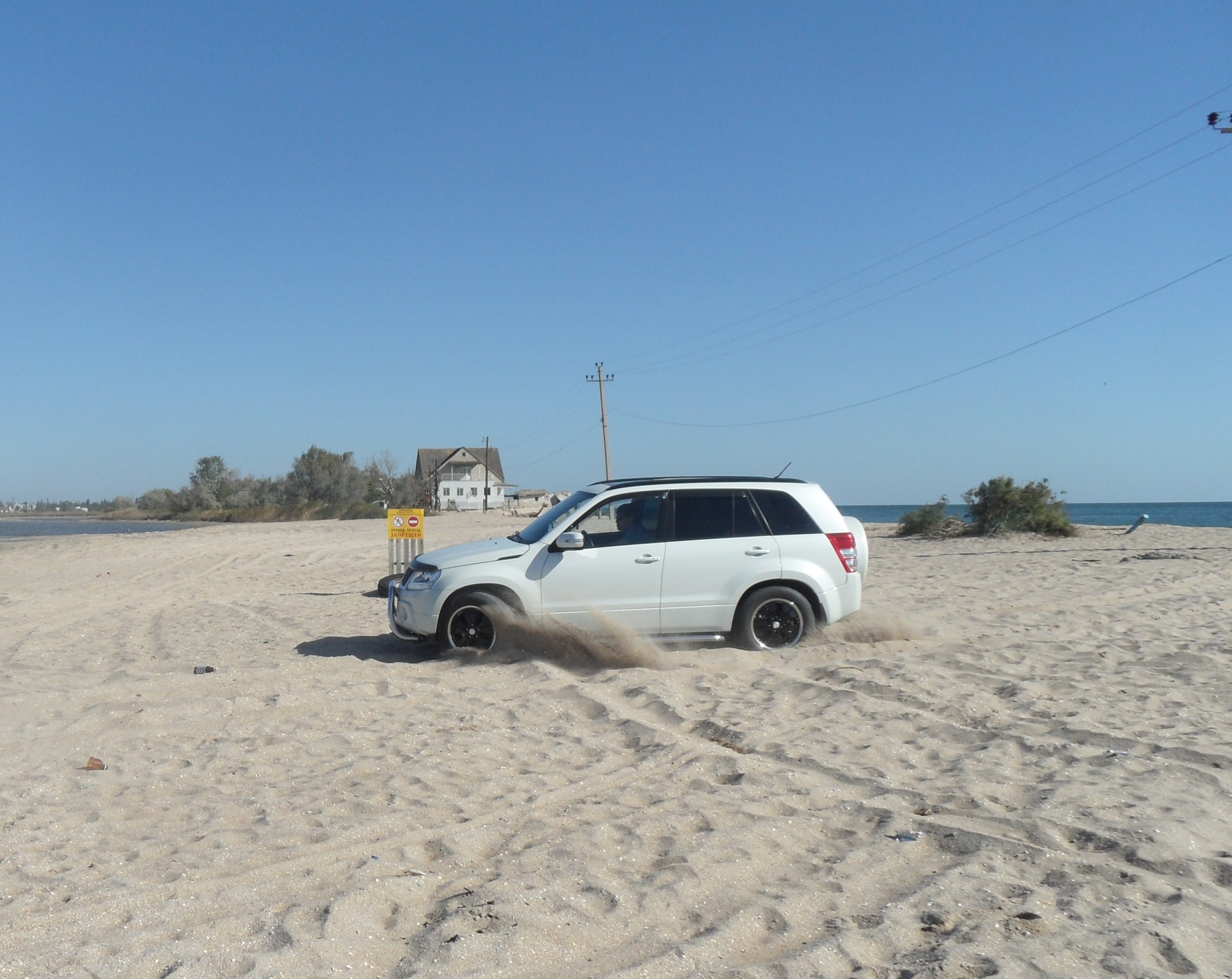 Море, пляж, машина, песок. 2 раз — Suzuki Grand Vitara (2G), 2,4 л, 2010  года | фотография | DRIVE2