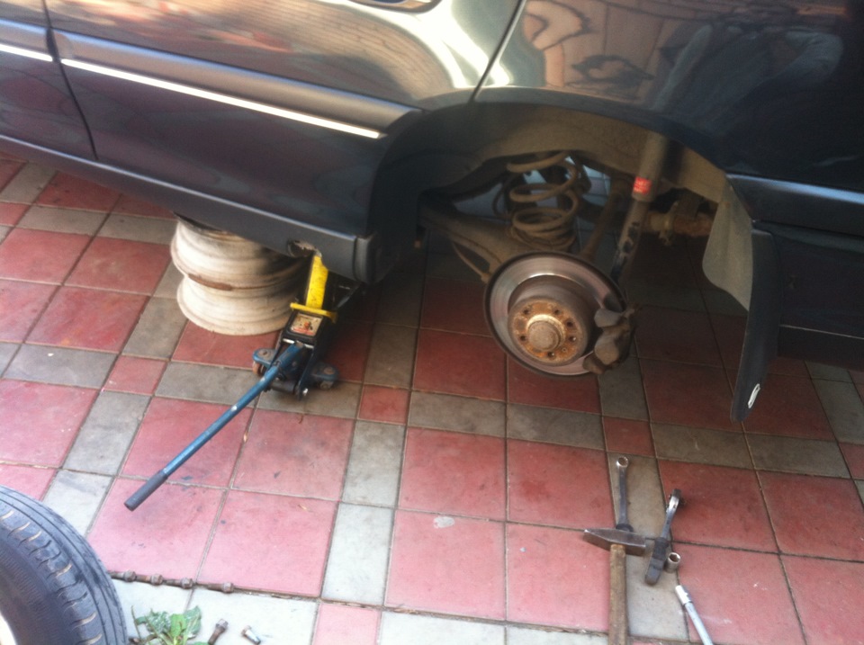 Замена задних тормозных колодок — Opel Omega B, 2 л, 1999 года | своими ...